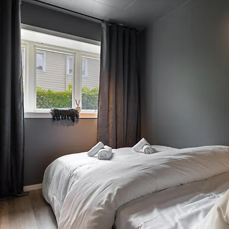 King Bed - Free Parking - Renovated June 2025 شقة